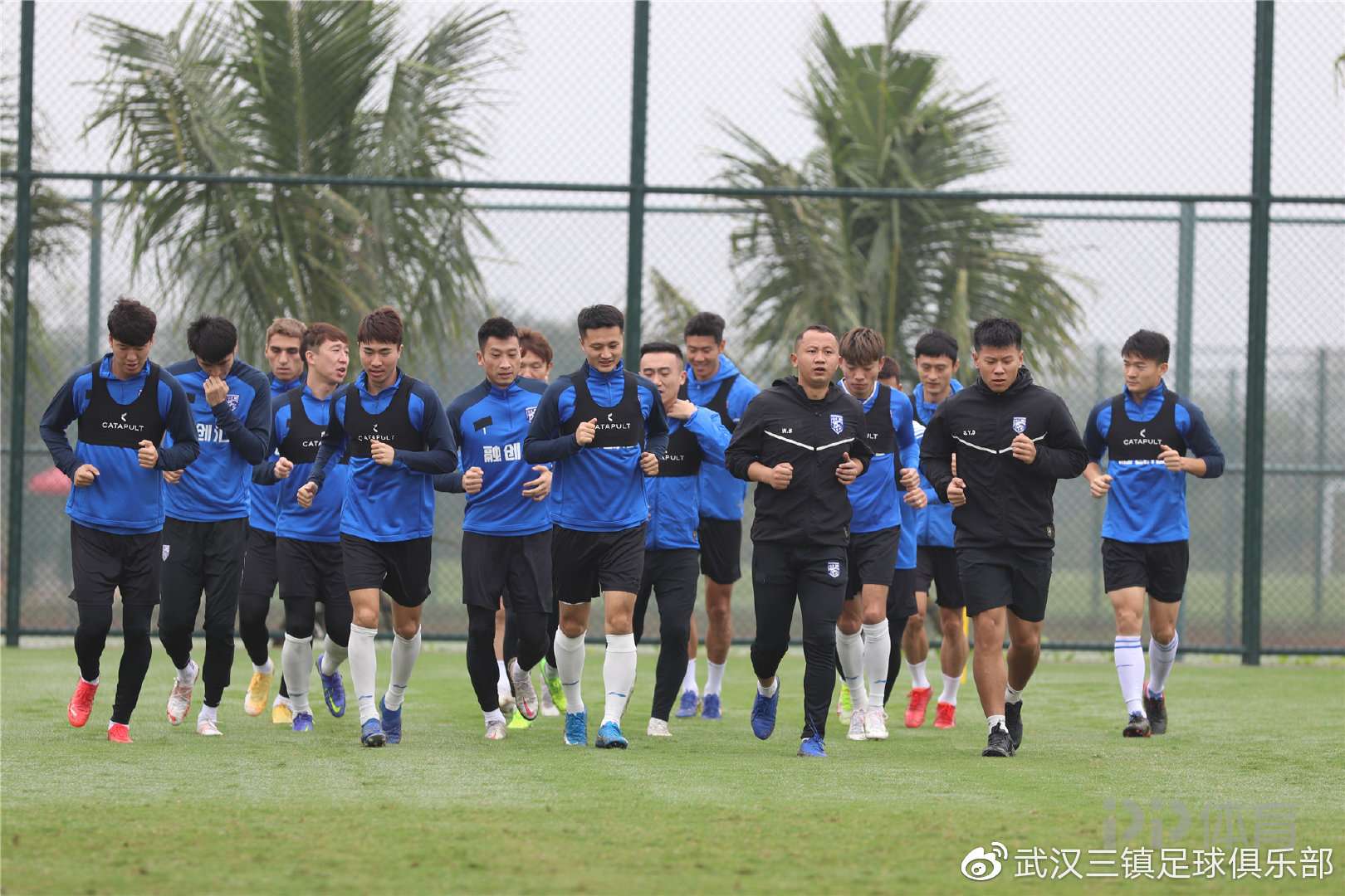 赛前体能课后,武汉三镇远射贴柱备战意甲,气氛紧张,心理建设被强调 赛前体能课后,武汉三镇远射贴柱备战意甲,气氛紧张,心理建设被强调