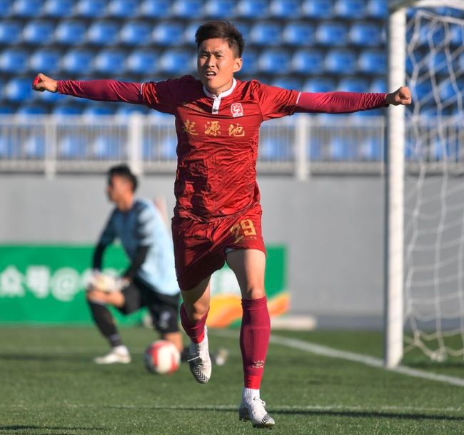 赛前体能课后,武汉三镇远射贴柱备战意甲,气氛紧张,心理建设被强调 赛前体能课后,武汉三镇远射贴柱备战意甲,气氛紧张,心理建设被强调